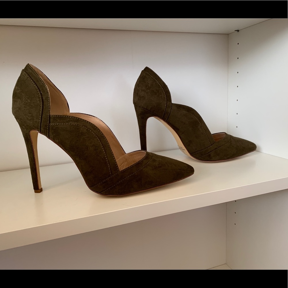 Brand new JC scalloped heels
